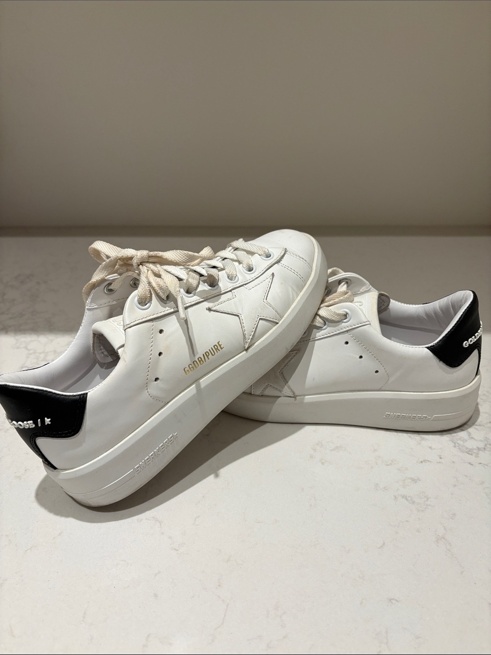 Golden Goose Pure Star White Leather Low-Top Sneakers with Black Heel Tab. EU 34